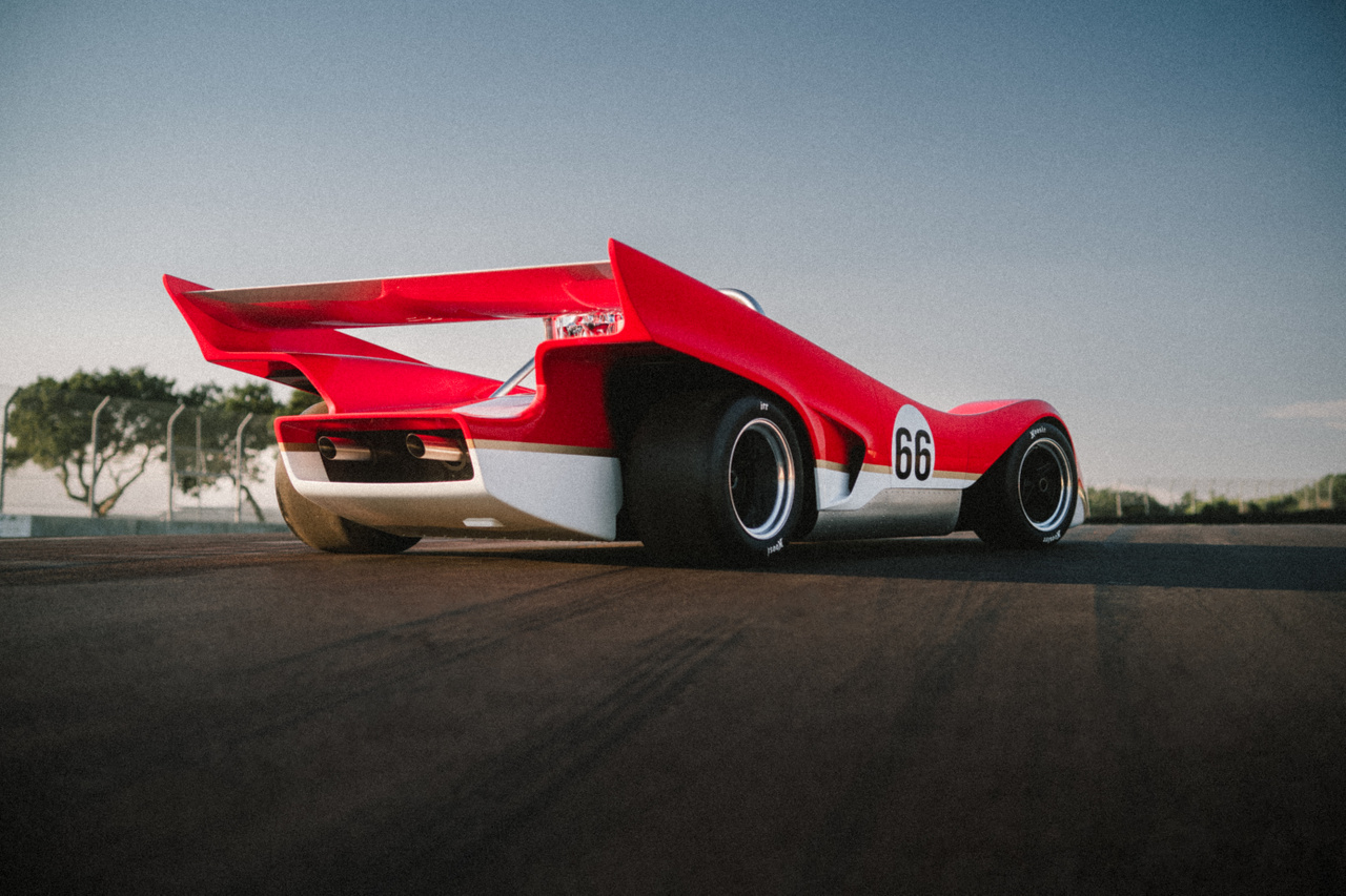 A Lotus már a Geely szárnyai alatt egyszerre gyártja utolsó belsőégésű autóját Emira néven a Toyota V6-os, illetve az AMG négyhengeres hajtásláncával. Csúcsterméke viszont az elektromos Evija, ami 1,680 kilót nyom. Ezek mellé jött a limitált Type 66, ami egy Can-Am versenyautó, amit 1970-ben nem építettek meg.