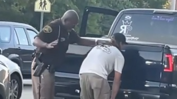 Egy michigani rendőr elfenekelt egy szabálytalankodó sofőrt