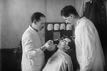 Több mint tízezer műtétet hajtott végre a háborús veteránok szétzúzott arcán - Ő volt az első plasztikai sebész