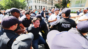 Verekedés tört ki a tüntetésen, ahol a New Yorkba telepített bevándorlók ellen demonstráltak