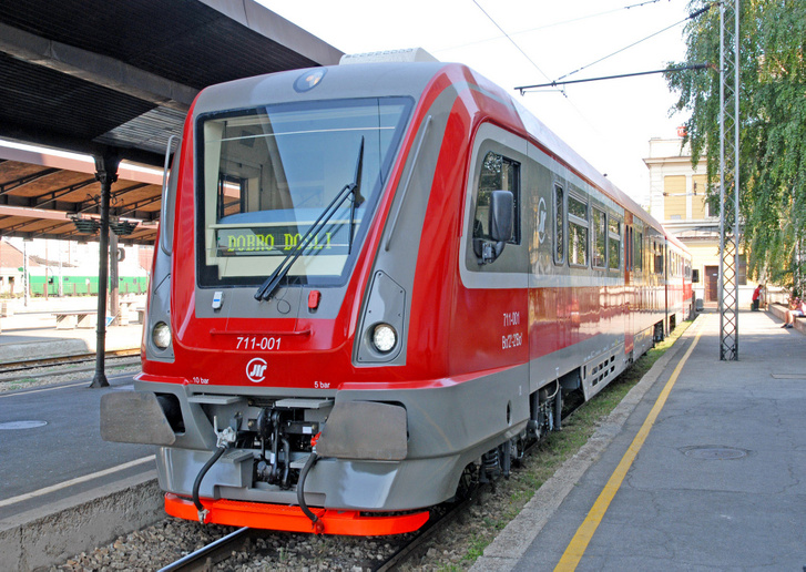 Az orosz Metrovagonmastól vásárolt RA2 típusú dízel-motorvonat. Összesen 39 darabot vásárolt a szerb vasút. A MÁV-nak az elődtípusból, az RA1-esből 40 darab van