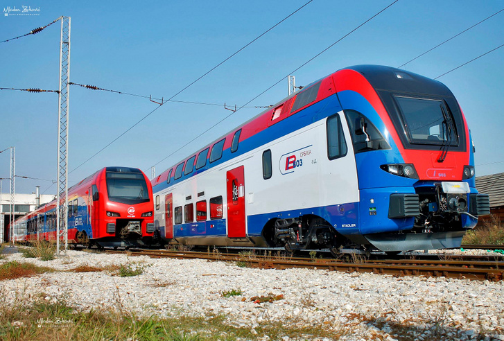 A ŽS két legújabb motorvonata. Balra a 160 km/h-ás sebességre alkalmas Flirt. Balra pedig a 200-zal repesztő, emeletes KISS motorvonat