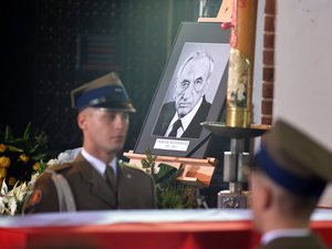 Eltemették a rendszerváltó lengyel miniszterelnököt