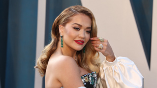 Rita Ora elképesztően kirívó, átlátszó ruhában jelent meg a Velencei Nemzetközi Filmfesztiválon