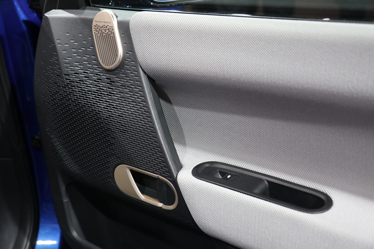 Az új Minikbe a BMW kétdimenziós szövött anyagokat tett, mintha legalábbis a lomtalanításból megmentett fotelről vették volna a mintát.