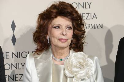 A 89 éves Sophia Loren fiával és menyével pózolt Velencében: divatbemutatón vettek részt