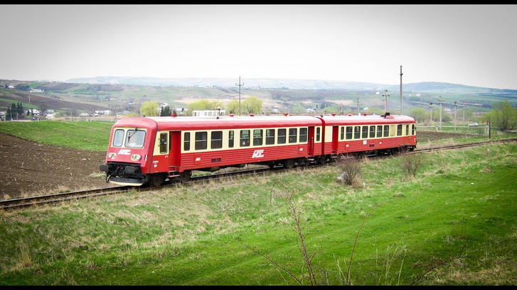 A Regio Trans magánszolgáltató, egykori francia X4300-as, motorvonata valahol Romániában