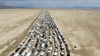 Több tízezer fesztiválozó menekül a sivatagi sártengerből