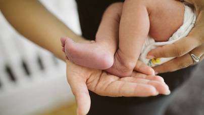 Ezért nincs a babáknak térdkalácsa: titokzatos tények a legkisebbekről