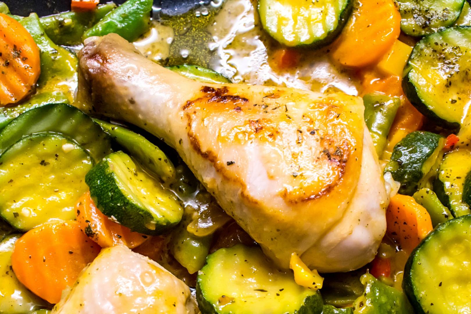 Vajpuha pácolt csirke blansírozott zöldségekkel: fahéjtól pikáns a hús