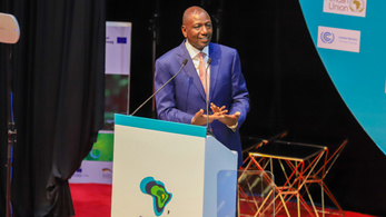 Kenyai elnök: Ideje elbeszélgetni a globális szén-dioxid-adó bevezetéséről