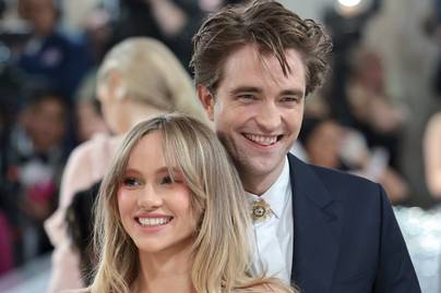 Robert Pattinson szerelme merész, áttetsző estélyiben gálázott: Suki volt az ELLE Style Awards legszebbje
