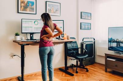 Így nem fog fájni a hátad, ha otthon dolgozol: 8 tipp az egészséges home office kialakításához