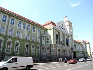 Egy egész tanszéket kirúgna a Pécsi Egyetem