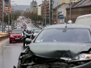6 autó ütközött a Váci úti felüljárón