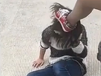 Rúgták és a melltartóját rángatták a kínai lánynak