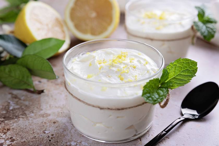 Krémes, tejszínes citromos pohárdesszert: a savanykás édesség hűtőben érik össze
