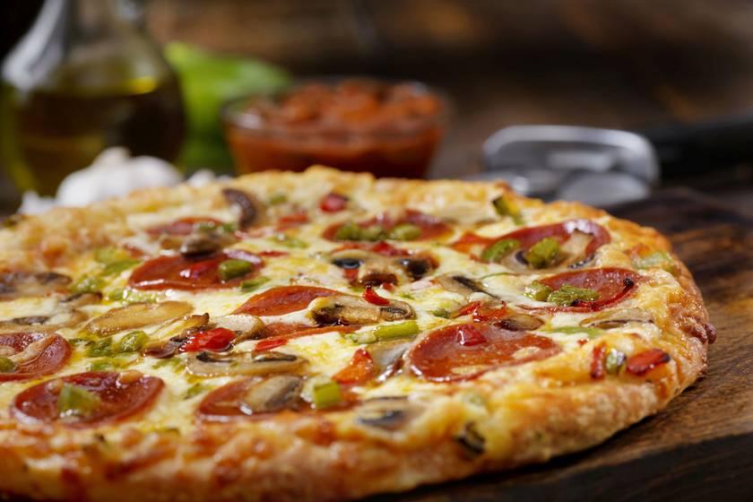 Kalóriacsökkentett pizza egyszerű kevert tésztából: a liszt egy részét zöldségek helyettesítik