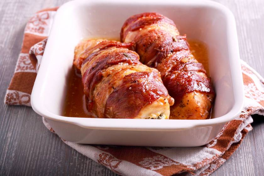 Fűszeres vajjal töltött csirkemell baconbe tekerve: így készítve finom szaftos marad