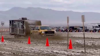 Egy RAM TRX gazdája megunta a mocsárrá lényegülő Burning Man fesztivált