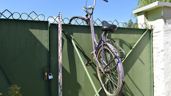 A kapu tetején felejtette a lopott biciklit a peches betörő