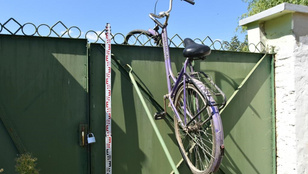 A kapu tetején felejtette a lopott biciklit a peches betörő