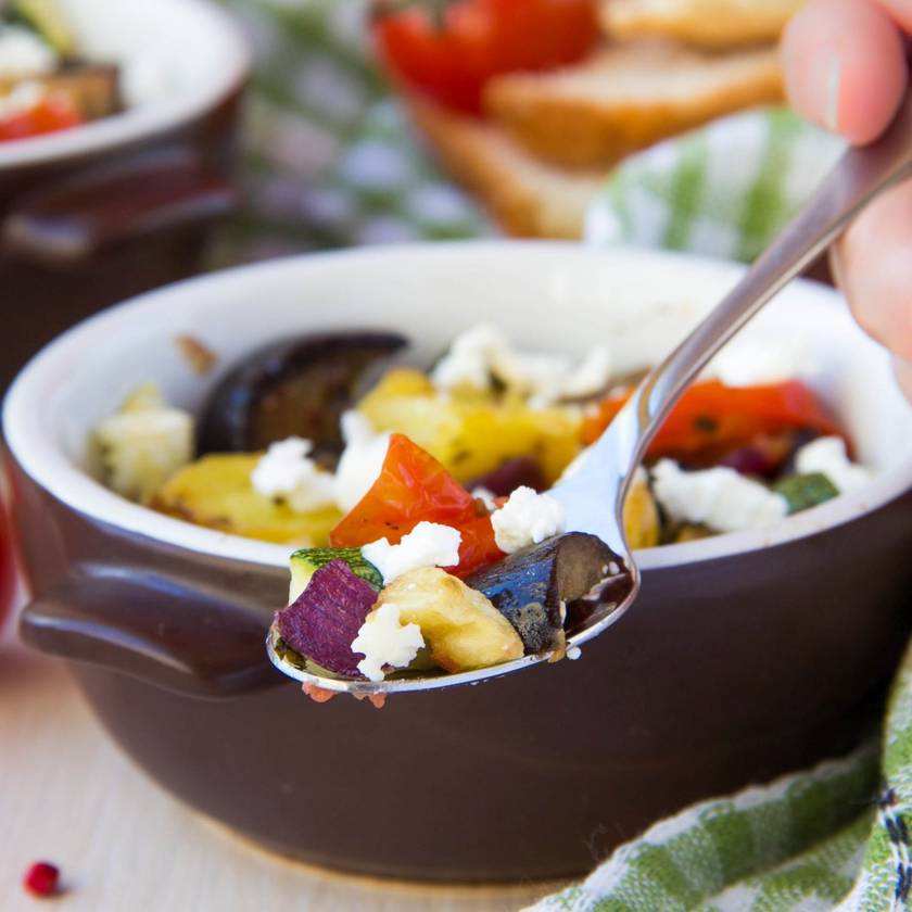 Görög tepsis krumpli fetával és zöldségekkel: friss zöldfűszerek is kerülnek a tálba