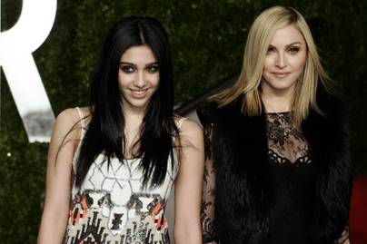 Madonna lánya pucér ruhában feltűnősködött a vörös szőnyegen: Lourdes melltartót sem vett magára