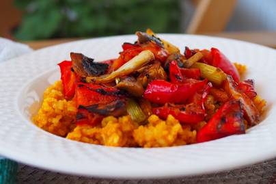 Fűszeres, currys rizs pirult zöldségekkel: krémesre sülnek a sütőben