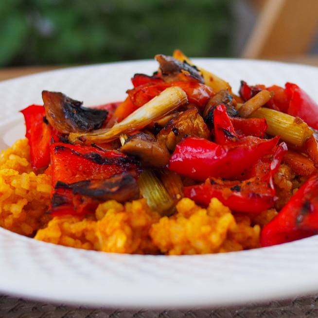 Fűszeres, currys rizs pirult zöldségekkel: krémesre sülnek a sütőben