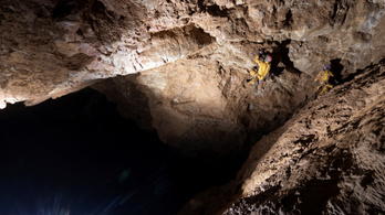 Ezer méter mélyen operálta meg a magyar orvos az amerikai barlangászt