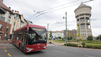 Nincs elég busz Szegeden, ezért 35 éves leselejtezett trolikat bérelhetnek a BKK-tól