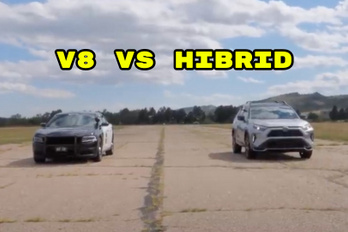 V8-as Charger rendőrautó vs hibrid RAV4: melyik gyorsul jobban?