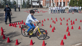 Tantárgyi szinten nem, de elkezdték oktatni a közlekedésbiztonságot az iskolákban