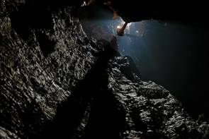 Sikerült! Felszínre hozták a barlangi kutatót, akit magyar orvos operált meg egy kilométer mélyen