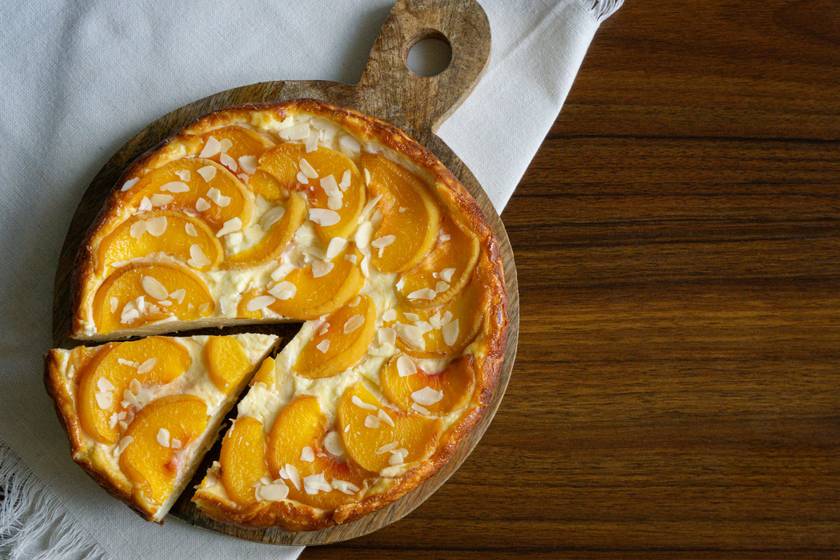 Elképesztően lágy barackos-túrós pite: gyorsan készítsd el, amíg kapható a mézédes gyümölcs