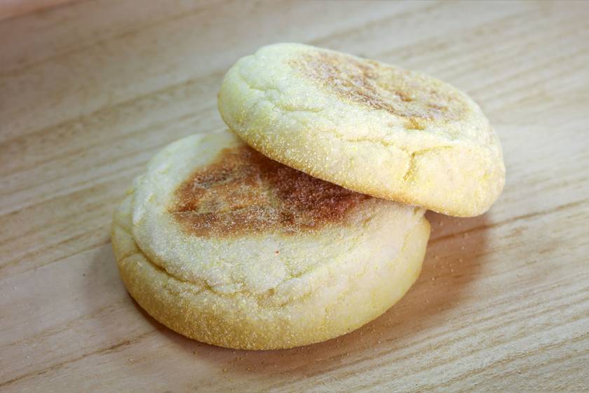 Hagyományos angol sós muffin kelt tésztából: serpenyőben sül ropogósra