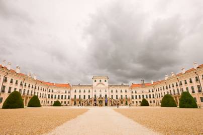 A versailles-i palota mintájára épült a csodás magyar kastély: a parkja is varázslatos