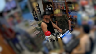 Késsel és bottal támadt a dohányboltban egy vásárlóra egy idős férfi Tatabányán
