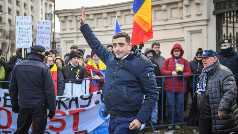 Nagy többséggel vonulhat be a román magyarellenes neonáci párt az Európai Parlamentbe