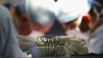 Műtét közben vetemedett szexuális zaklatásra a vezető sebész