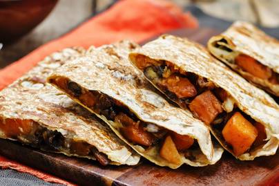 Laktató quesadilla zöldséges töltelékkel: kész lapokból gyorsan kész