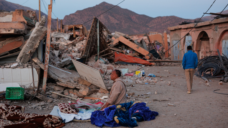 A szabad ég alatt alszanak a marokkóiak, mert rettegnek az újabb földrengéstől