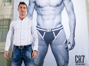 Meztelen giga-önmaga előtt pózolt Ronaldo