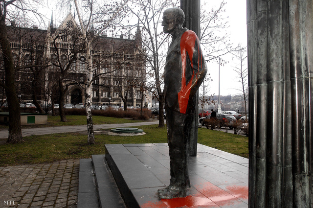 2007. február 27., vörös festékkel öntötték le a Parlament mellett Károlyi Mihály egykori miniszterelnök és államfő egész alakos szobrát