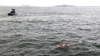 Egy klímaaktivista volt az első, aki segítség nélkül úszta át a Hudson folyót