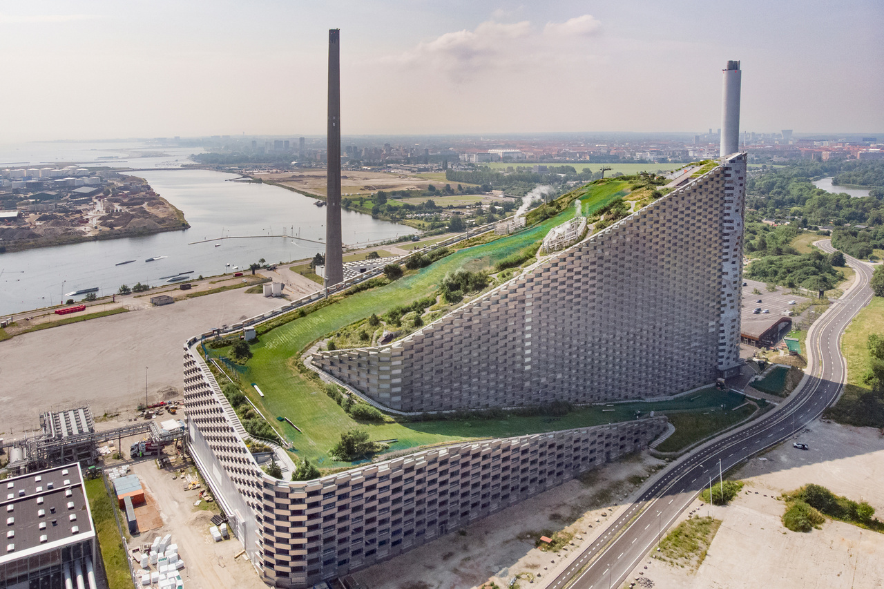 Hulladékból energiát hasznosító hőerőmű a dániai Koppenhága ipari külvárosában