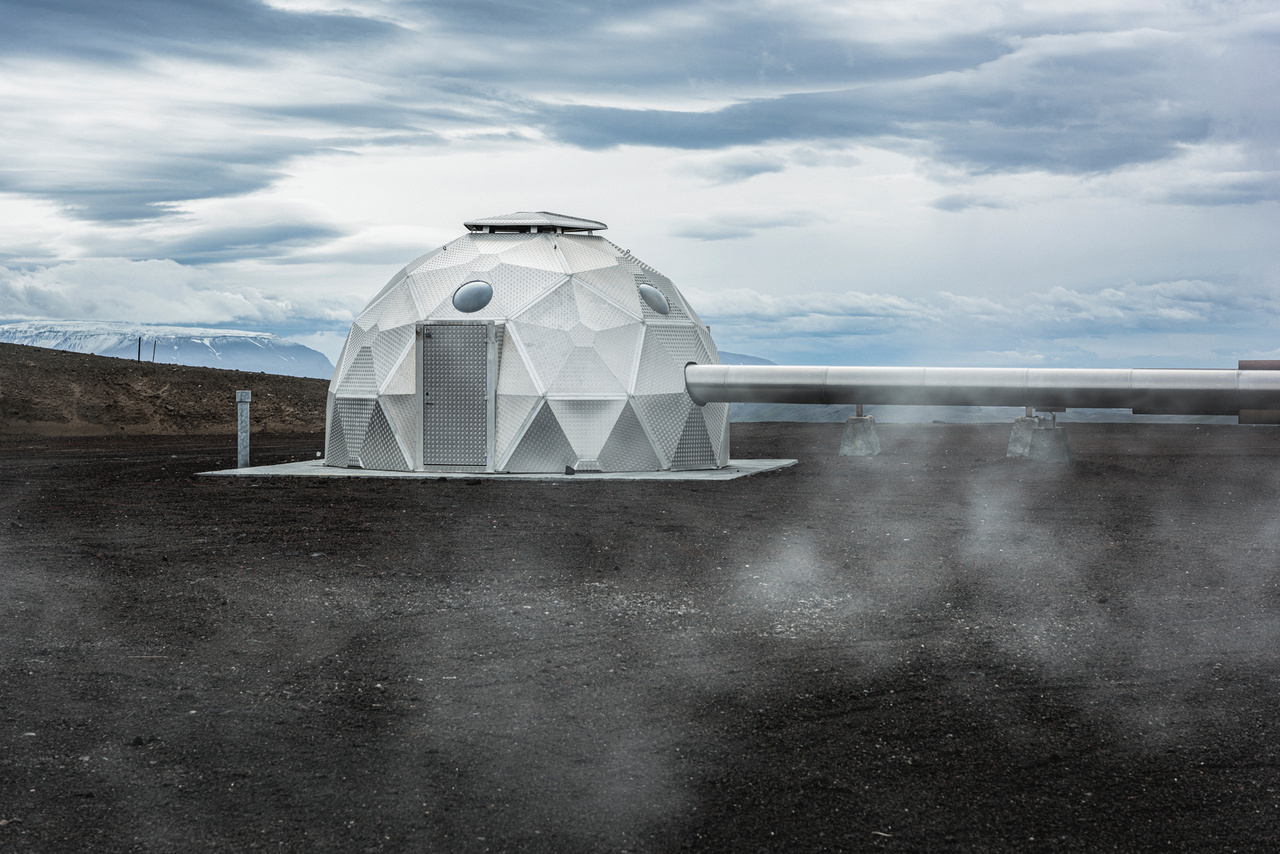 Geodéziai kupola fedi egy geotermikus erőmű befecskendező kútját az izlandi Hellisheiðiben