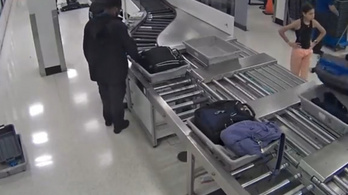 Videón, ahogy két reptéri dolgozó lopott az utasok bőröndjéből