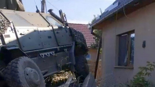A NATO harcjárműve szakította át egy kovásznai ház kerítését